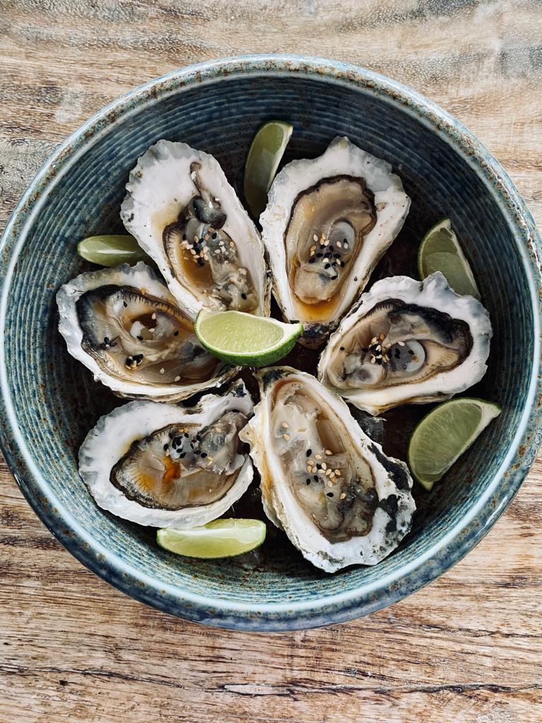 Fresh-Raw-Oysters-on-the-Half-Shell-with-Lime-Garnish